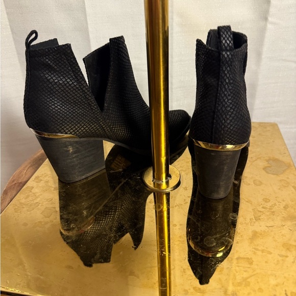 Jellypop Black Textured Women's Ankle Boots - Picture 2 of 9